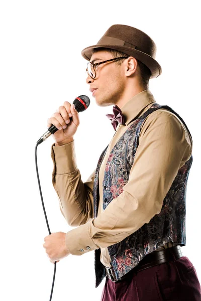 Vista de bajo ángulo del músico masculino de raza mixta en sombrero cantando en micrófono aislado en blanco - foto de stock