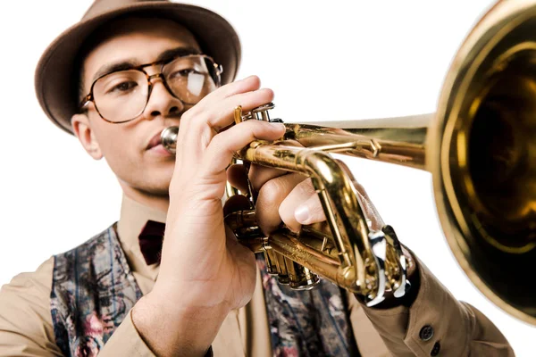 Nahaufnahme eines jungen Mannes gemischter Rasse mit stylischem Hut und Brille, der isoliert auf weißer Trompete spielt — Stock Photo