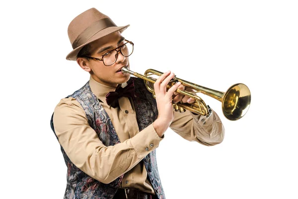 Schöner, gemischter Musiker mit stylischem Hut und Brille, der auf der Trompete spielt, isoliert auf weißem Grund — Stock Photo