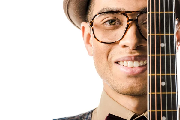 Nahaufnahme Porträt eines männlichen Musikers gemischter Rasse mit Hut und Brille, der mit Akustikgitarre isoliert auf weißem Hintergrund posiert — Stockfoto