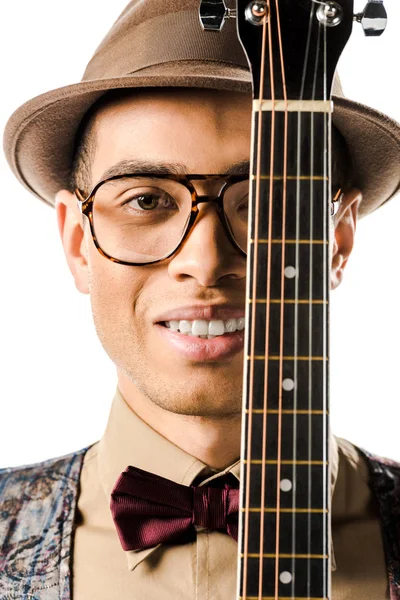 Porträt eines glücklichen männlichen Musikers mit Hut und Brille, der mit Akustikgitarre isoliert auf weißem Hintergrund posiert — Stockfoto