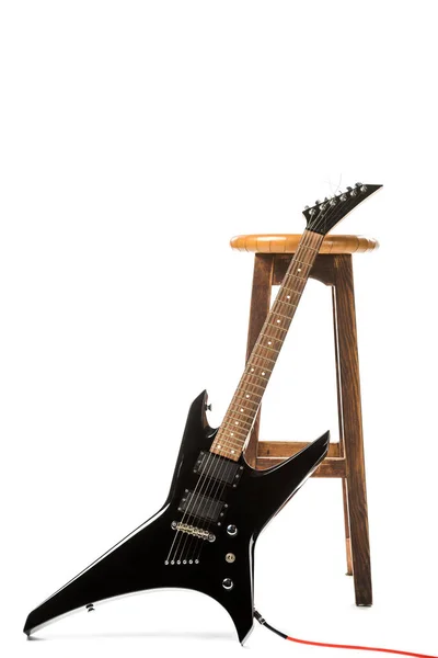 Guitare électrique près chaise en bois isolé sur blanc — Photo de stock