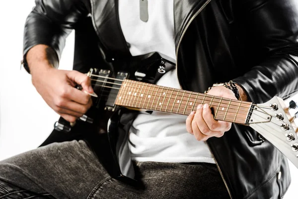 Teilansicht eines männlichen Rockmusikers in Lederjacke, der isoliert auf weißer E-Gitarre spielt — Stock Photo