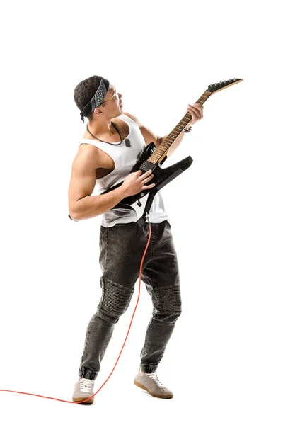 Junger männlicher Rockmusiker spielt auf E-Gitarre isoliert auf Weiß — Stockfoto