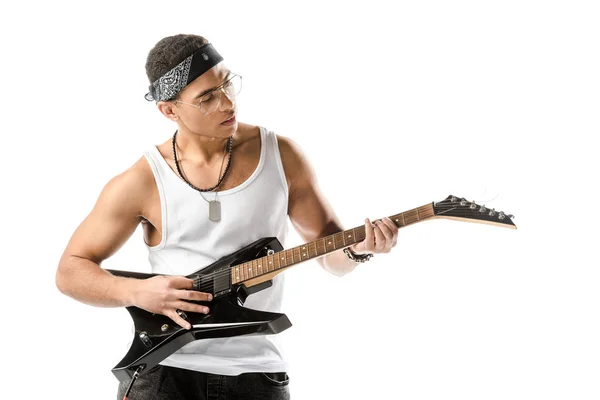 Konzentrierte gemischte Rasse männlicher Rockmusiker, der auf E-Gitarre isoliert auf Weiß spielt — Stockfoto