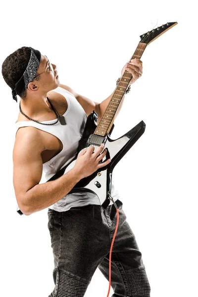 Guapo mestizo raza masculina rock músico jugando en eléctrico guitarra aislado en blanco - foto de stock
