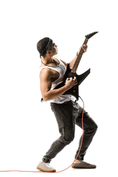 Bonito jovem músico de rock masculino tocando na guitarra elétrica isolado no branco — Fotografia de Stock