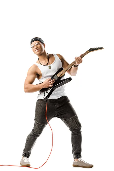 Músico de rock masculino de raza mixta feliz tocando en la guitarra eléctrica aislado en blanco - foto de stock