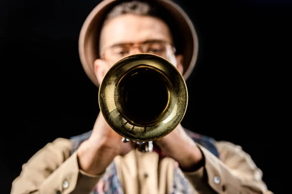 Selective focus of male jazzman playing on trumpet isolated on black — Stock Photo