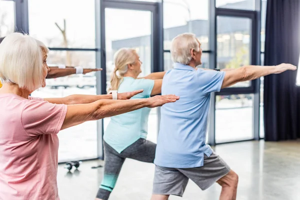 Rückansicht Senioren-Synchronsportler beim Turnen im Fitnessstudio — Stockfoto