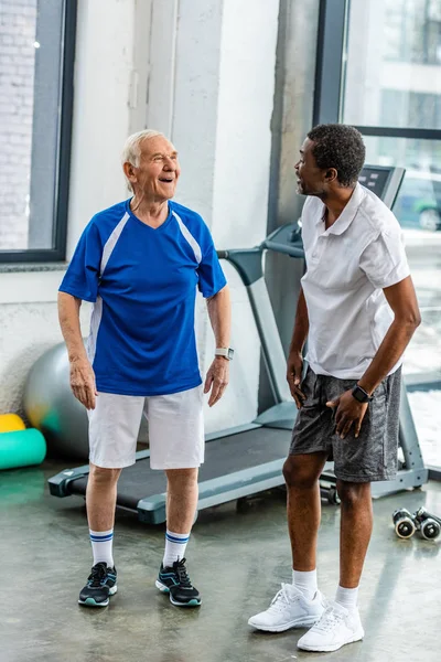 Fröhliche multiethnische Sportler im Fitnessstudio — Stockfoto