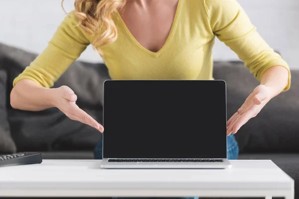 Ritagliato colpo di donna che mostra computer portatile con schermo vuoto — Foto stock