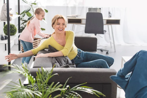 Schöne glückliche Mutter und Tochter haben Spaß und spielen zusammen zu Hause — Stockfoto