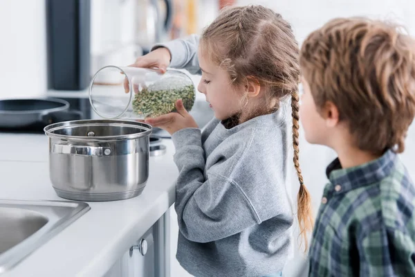 Lindos hermanitos cocinando juntos en cocina - foto de stock