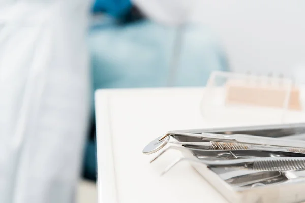 Foco seletivo de instrumentos metálicos na clínica odontológica — Fotografia de Stock