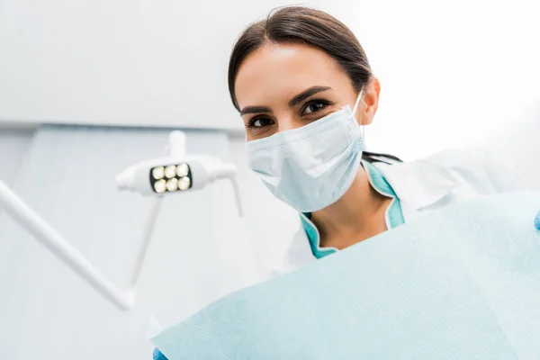 Foco seletivo do estomatologista feminino na clínica odontológica — Fotografia de Stock