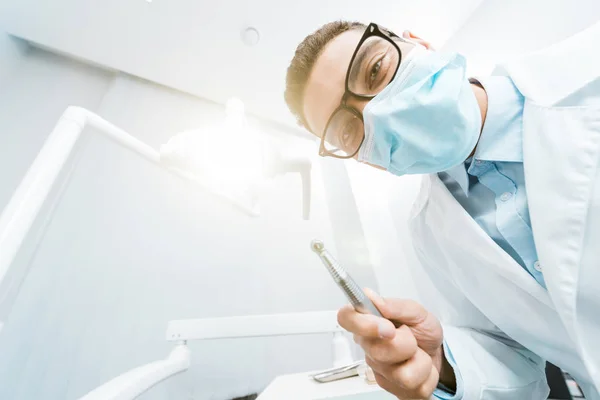Афроамериканський стоматолог у масці з дрилем в руці — стокове фото
