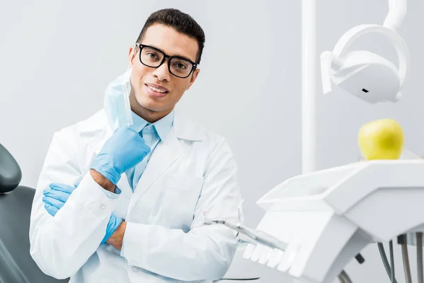 Guapo afroamericano estomatólogo en gafas - foto de stock