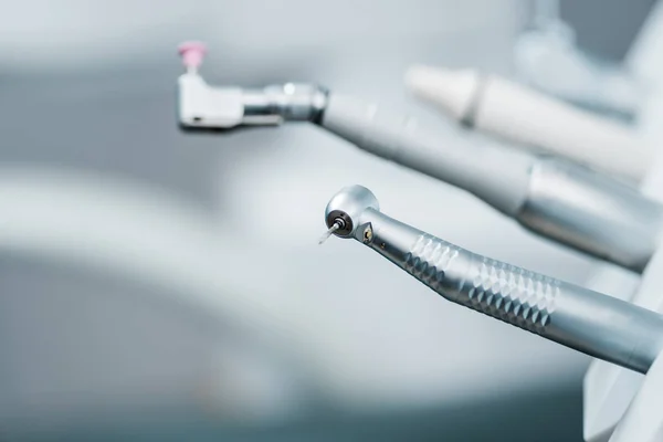 Messa a fuoco selettiva di trapani metallici in clinica dentale — Foto stock