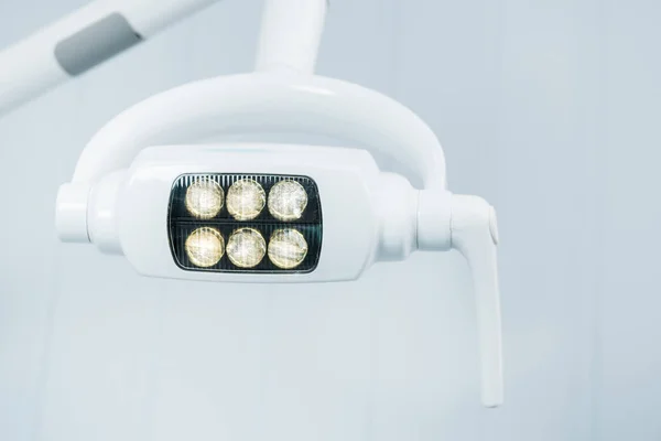 Gros plan des lampes chirurgicales modernes dans la clinique dentaire — Photo de stock