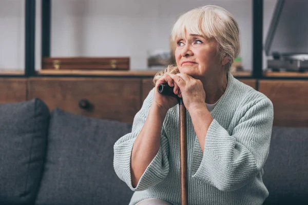 Triste anciana con bastón en casa - foto de stock