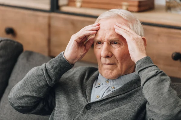 Rentner mit grauen Haaren hat Kopfschmerzen — Stockfoto