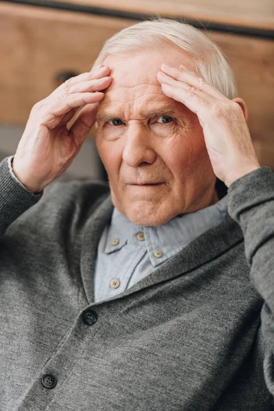 Senior mit grauen Haaren hat Kopfschmerzen — Stockfoto