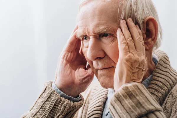 Gros plan d'un retraité ayant mal à la tête — Photo de stock