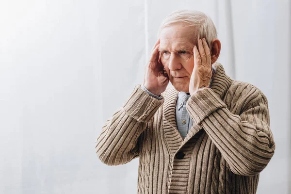 Pensionné atteint de démence ayant des maux de tête à la maison — Photo de stock