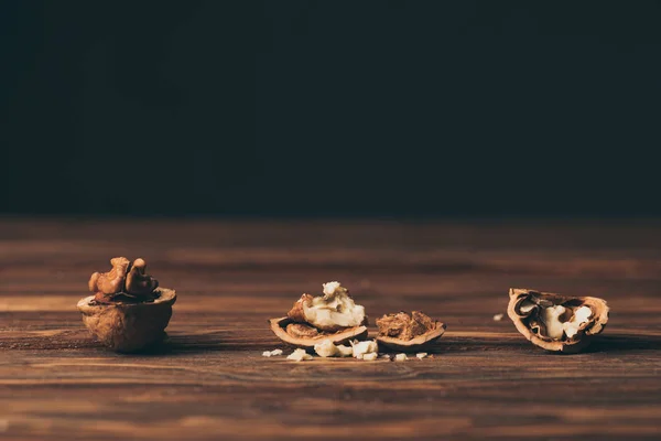 Треснувшие орехи как символ слабоумия на деревянном столе — стоковое фото