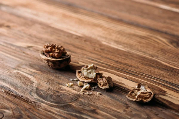 Nueces agrietadas como símbolo de alzheimer en la mesa de madera - foto de stock