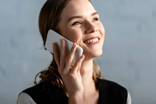 Портрет счастливой женщины разговаривающей на смартфоне — стоковое фото