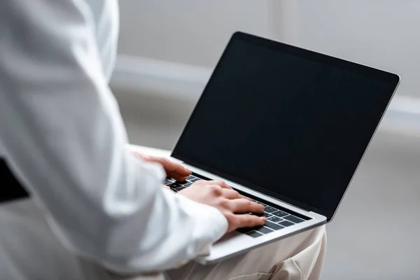 Vista cortada da mulher usando laptop com tela em branco — Fotografia de Stock