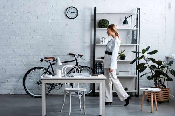 Geschäftsfrau in weißer Festkleidung in modernem Bürointerieur — Stockfoto