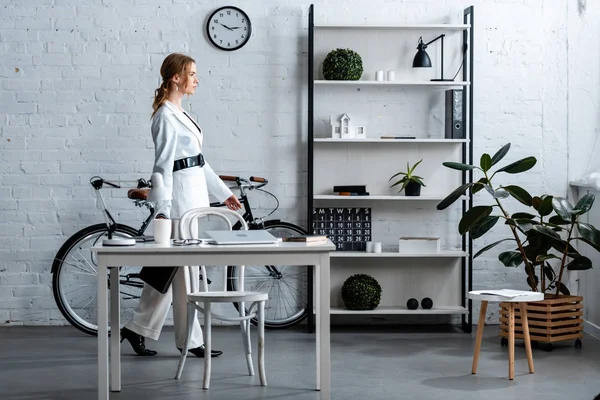 Geschäftsfrau in formeller Kleidung in moderner Büroeinrichtung — Stockfoto