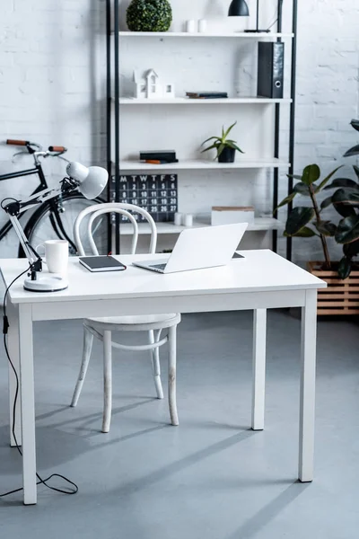 Modernes Bürodesign mit weißem Computertisch und Rack — Stockfoto