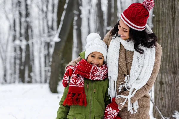 Веселий афро-американських обійматися щасливі дочка в зимовий парк — стокове фото