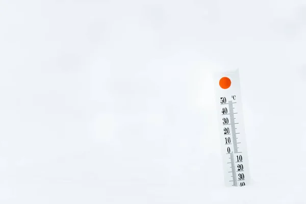 Vielfarbiges Thermometer zeigt Temperatur an — Stockfoto