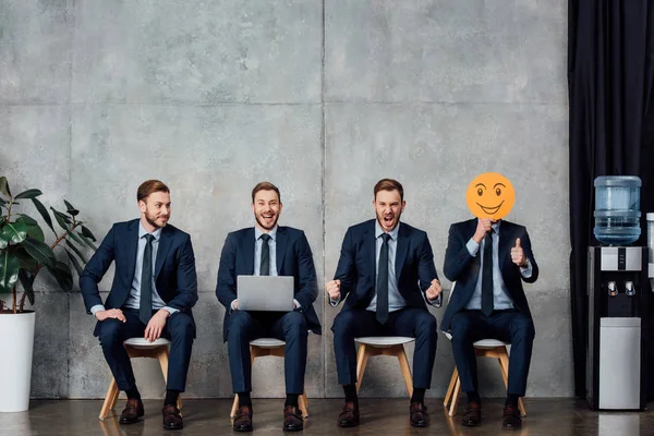Collage de hombre de negocios clonado sentado en la sala de espera y mostrando varias emociones - foto de stock