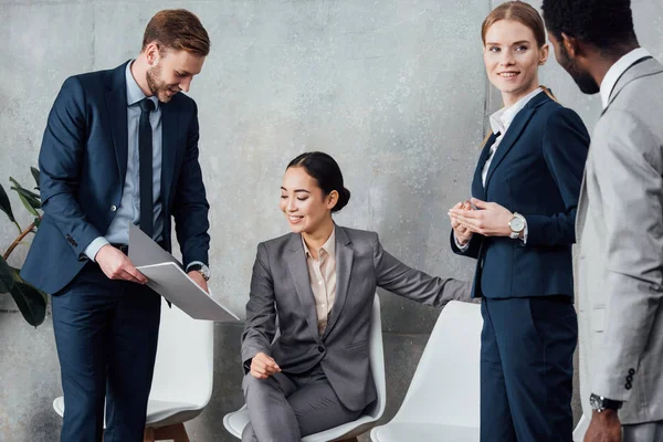 Lächelnde multiethnische Geschäftsleute bei einem Treffen im Amt — Stockfoto
