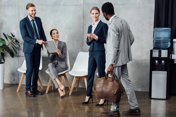 Multiethnic businesspeople having discussion at meeting in waiting hall — Stock Photo