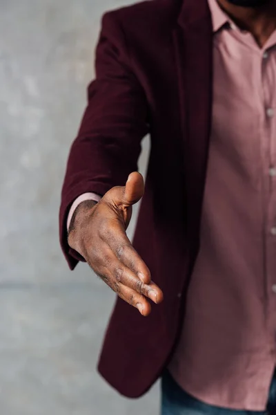 Visão parcial do homem americano estendendo a mão para aperto de mão — Fotografia de Stock