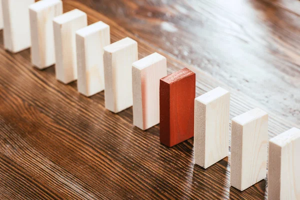 Foyer sélectif de la rangée de blocs en bois avec un rouge sur le bureau — Photo de stock