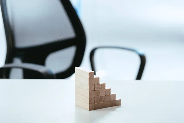 Selektiver Fokus von Holzklötzen symbolisiert Karriereleiter auf weißem Schreibtisch — Stockfoto