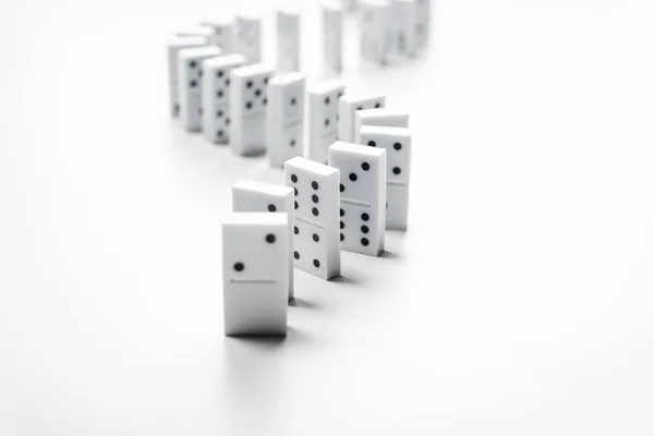Foco seletivo da linha de dominó isolado no branco com espaço de cópia — Fotografia de Stock