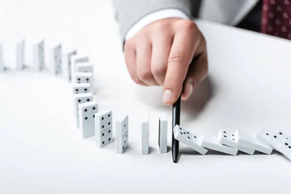 Vista da vicino dell'uomo che impedisce al domino di cadere con la penna — Foto stock