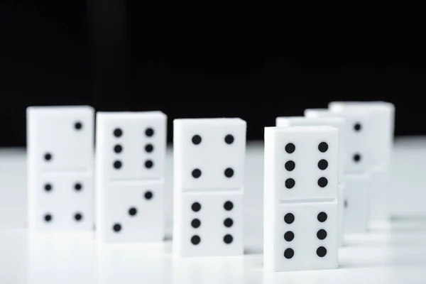 Foyer sélectif de la rangée domino isolé sur noir — Photo de stock