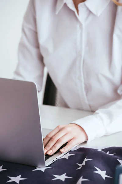 Selektiver Fokus der Frau beim Tippen während der Arbeit am Laptop — Stockfoto