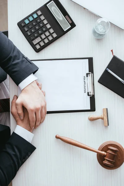 Draufsicht des Richters in der Nähe von Klemmbrett mit Einwanderungsaufdruck auf Dokument in der Nähe von Stempel und Hammer — Stockfoto