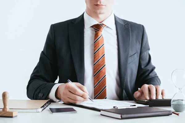 Vue recadrée de l'homme en costume tenant stylo près du document isolé sur blanc — Photo de stock